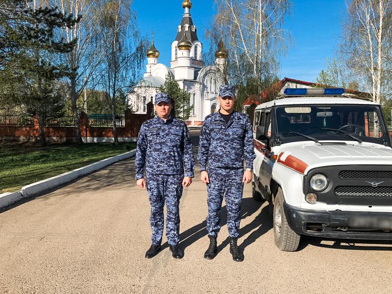 Безопасность участников православного праздника Радоницы обеспечили сотрудники Росгвардии в Кузбассе