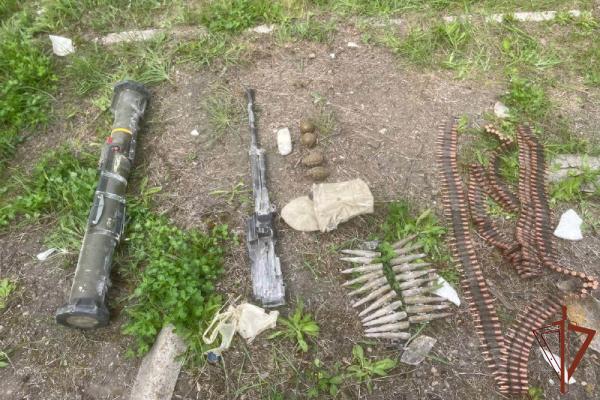 Росгвардейцы обнаружили в ЛНР схрон с иностранным оружием и формой ВСУ