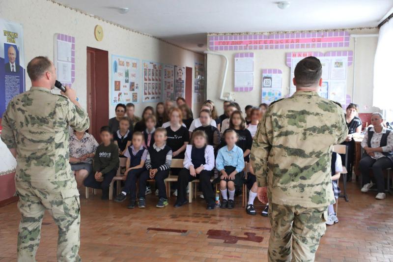 Росгвардейцы поздравили детей с праздником в ЛНР