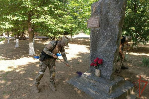 Накануне Дня России росгвардейцы привели в порядок мемориалы памяти в Херсонской и Запорожской областях