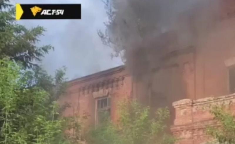 В Военном городке Новосибирска загорелось здание