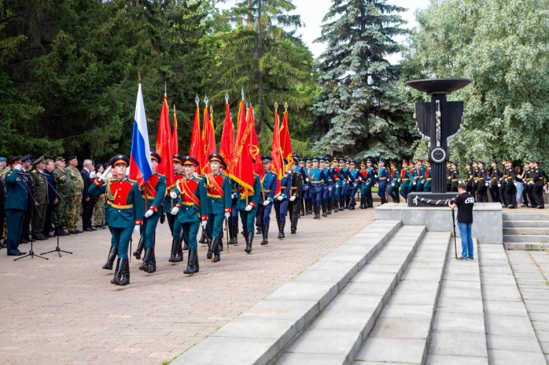 В Челябинске состоялась торжественная передача копий четырнадцати боевых знамен дивизий, сформированных в годы ВОВ на Южном Урале