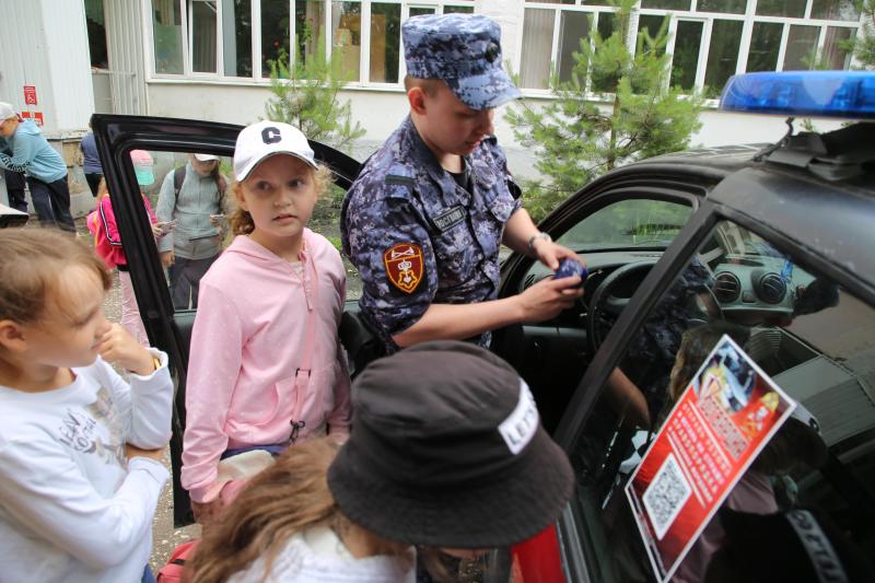 В Мордовии росгвардейцы посетили школьный лагерь в рамках акции «Каникулы с Росгвардией»