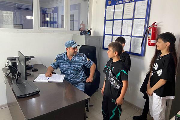 Дети сотрудников уголовно-исполнительной системы Республики Дагестан приняли участие в акции «Один день на службе с папой и мамой»