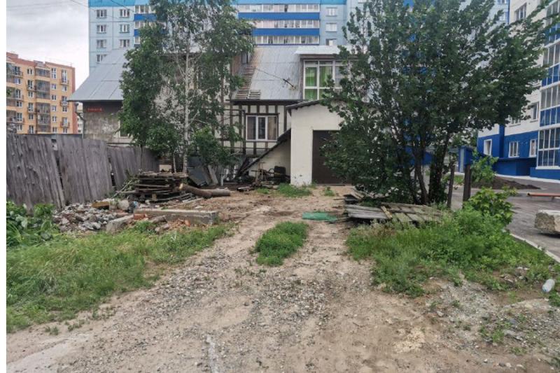 В Новосибирске житель частного дома захватил территорию возле новостройки на Рябиновой