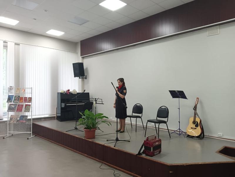 Сотрудница Росгвардии выступила на концерте, посвящённом Дню памяти и скорби в Ярославле