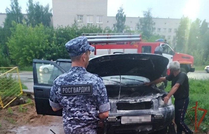 Сотрудники Росгвардии потушили загоревшийся автомобиль в Ярославской области