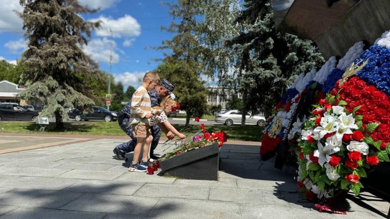 Чеховские Росгвардейцы почтили память погибших защитников Отечества