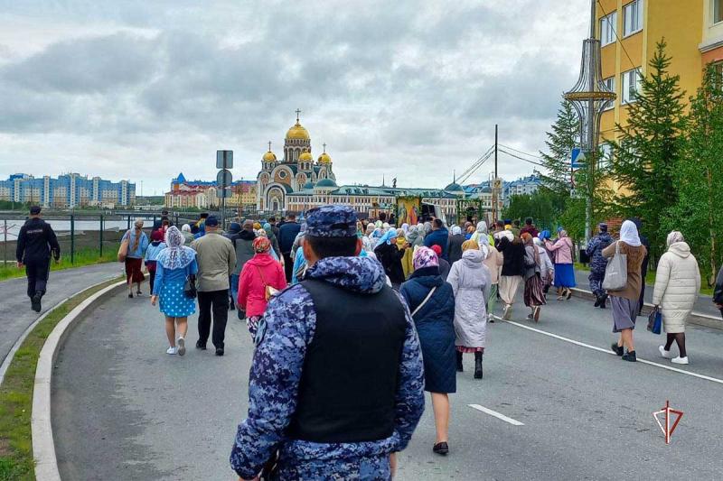 Росгвардия обеспечила правопорядок при проведении крестного хода в Салехарде