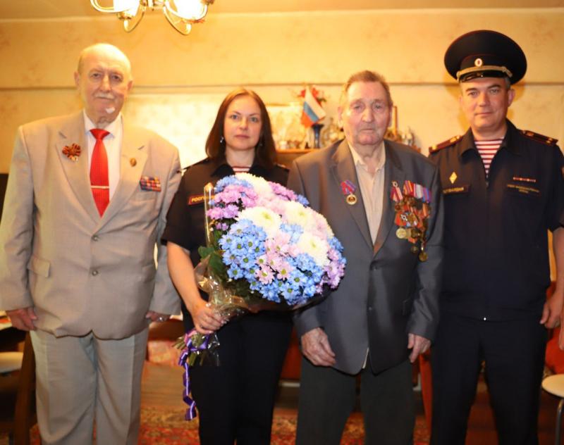 В Москве росгвардейцы поздравили труженика тыла Великой Отечественной войны
