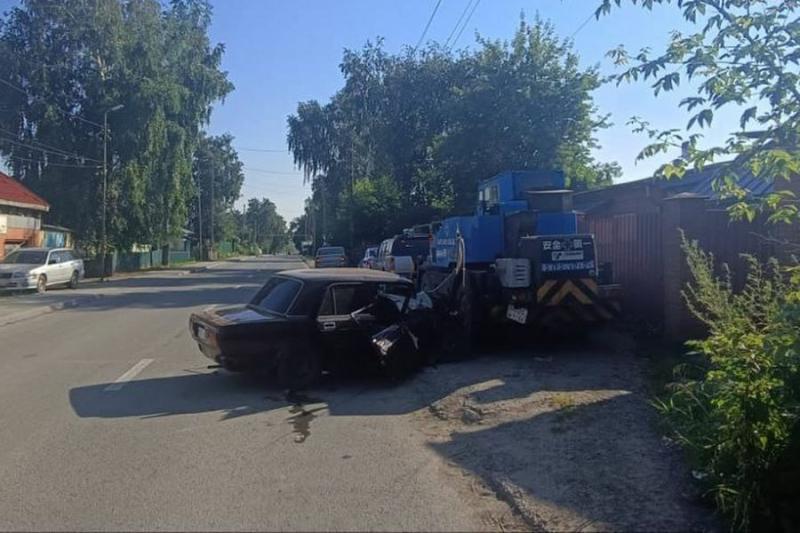 Юноша без прав протаранил «Жигулями» автокран в Новосибирске