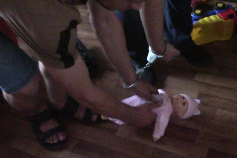 В Новосибирске отчим проломил голову 10-месячному ребенку