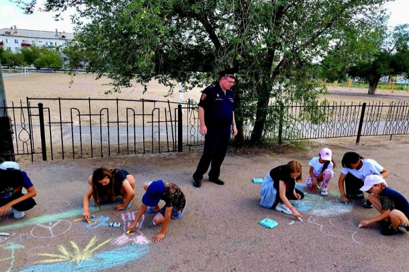 В День рисования на асфальте сотрудники Росгвардии, обеспечивающие безопасность на комплексе «Байконур», провели творческий конкурс для ребят