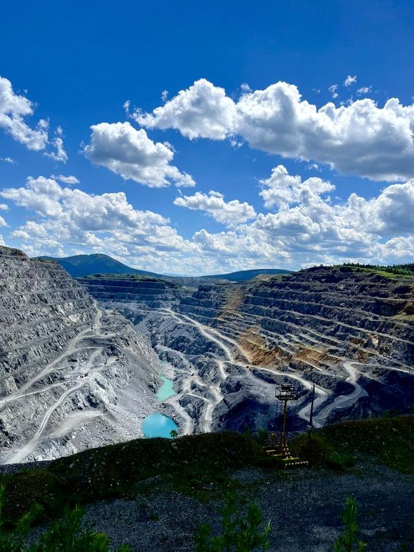 В Кузбассе опасные нарушения привели к остановке работы нефелинового рудника