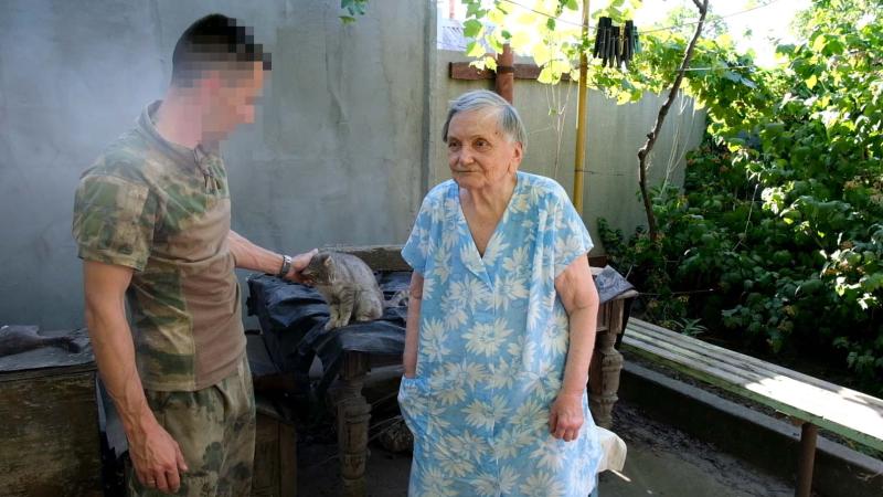 В Херсонской области росгвардейцы помогли местной жительнице в уборке придомовой территории