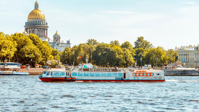 Прогулки по рекам Петербурга: ночная магия, Петергоф и театральные сцены