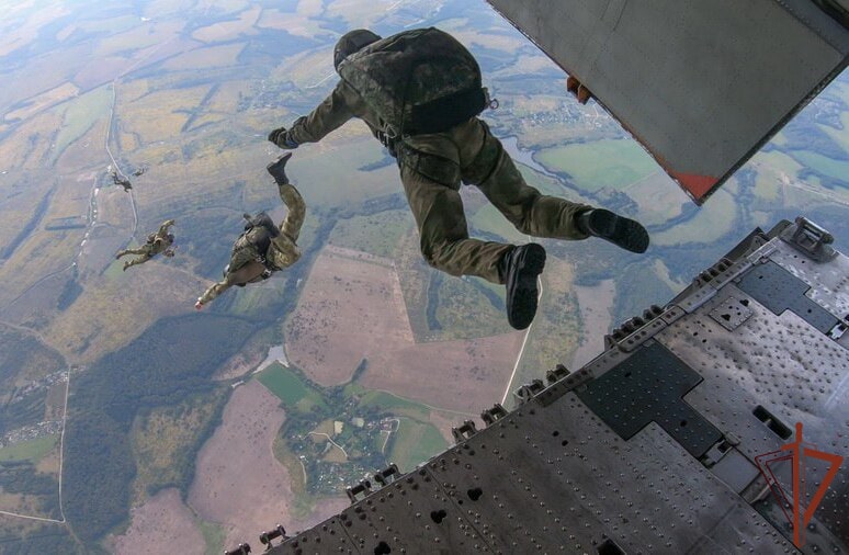 Спецназовцы Росгвардии закаляют свою психологическую устойчивость при выполнении прыжков с парашютом