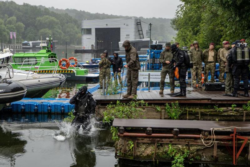 Спецназовцы Росгвардии вместе с белорусскими коллегами провели тренировку в акватории Москвы-реки