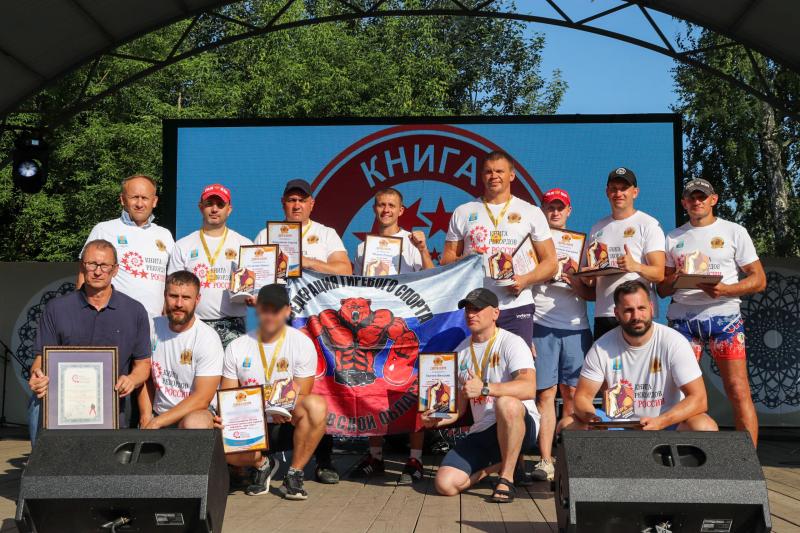 Кузбасские росгвардейцы установили рекорд России по подъему гири