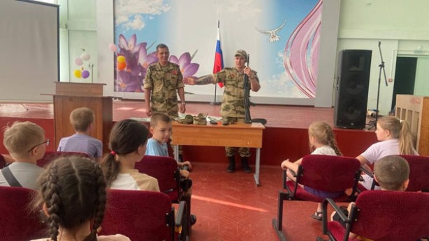 Димитровградские росгвардейцы провели урок мужества в летнем лагере