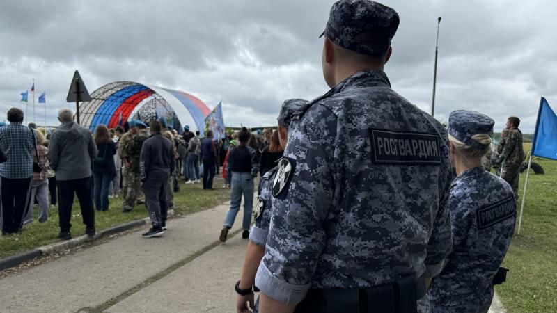 Чеховская Росгвардия обеспечила правопорядок во время празднования на  аэродроме Волосово Дня воздушно-десантных войск