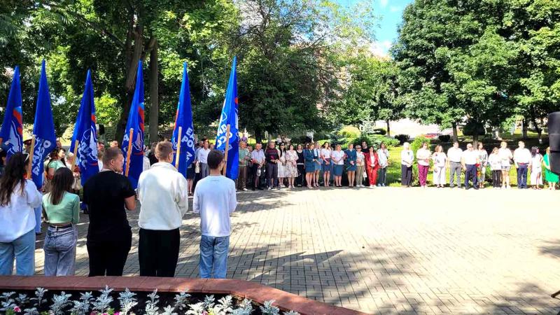 В Ливнах сотрудники Росгвардии возложили цветы к братскому захоронению