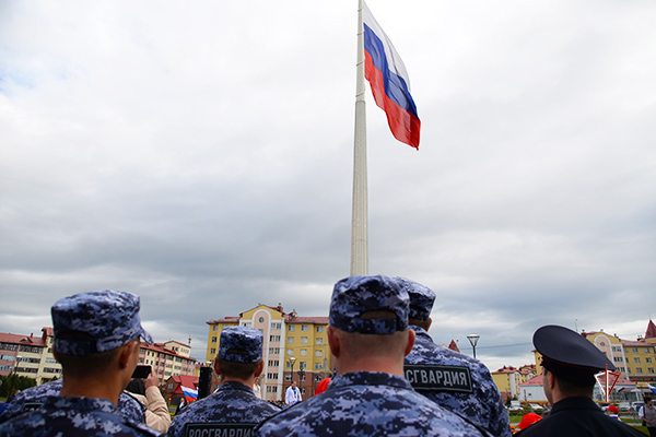 На Ямале Росгвардия приняла участие в мероприятиях, приуроченных ко Дню государственного флага