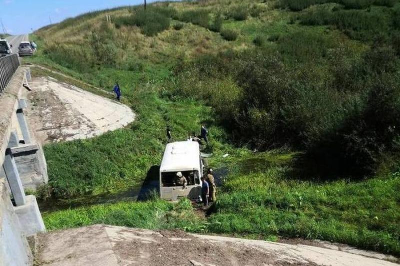 Пострадавших в ДТП с автобусом под Новосибирском эвакуировали на вертолете