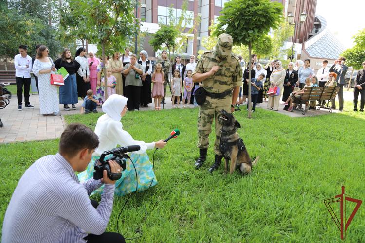 В ГРОЗНОМ ВОЕННОСЛУЖАЩИЕ РОСГВАРДИИ ПРОВЕЛИ ЗАНЯТИЯ С ДЕТЬМИ КО ДНЮ ЗНАНИЙ