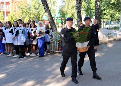 Ульяновские росгвардейцы поздравили с Днём знаний учеников школы, где учился их боевой товарищ