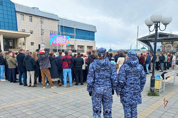 Росгвардия принимает участие в охране правопорядка в День знаний на Ямале