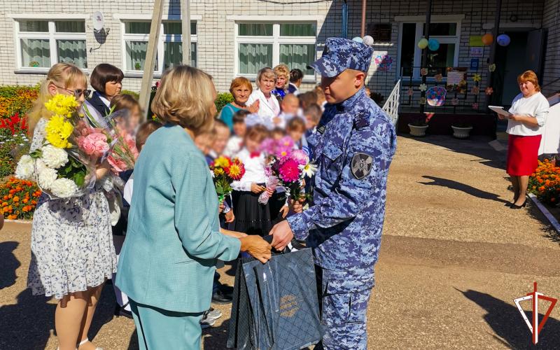 Сотрудники Росгвардии в Марий Эл присоединились к акции «Собери ребенка в школу»