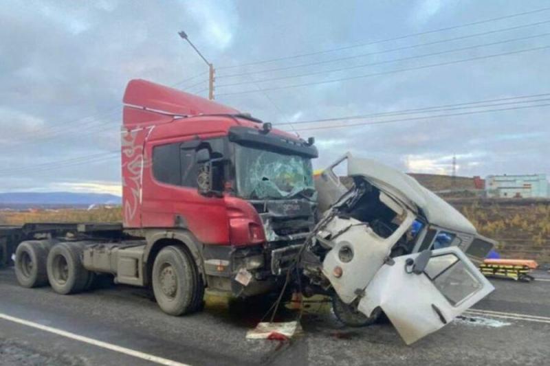 Пять человек погибли в жутком ДТП с участием большегруза и УАЗ на трассе в Сибири