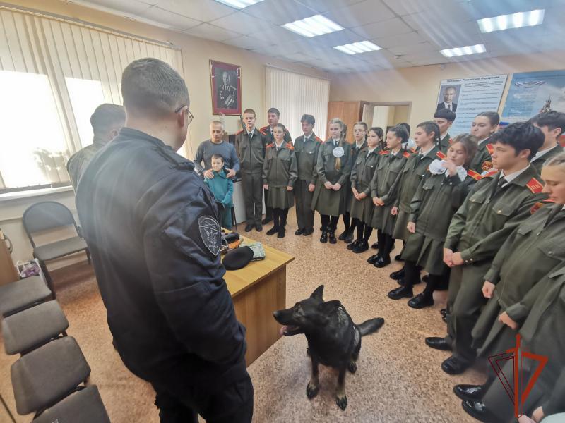 В День отца сотрудники ОМОН Росгвардии провели Урок мужества для иркутских школьников