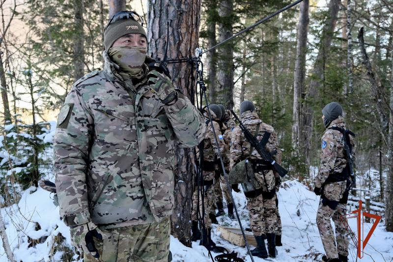 Росгвардейцы провели военно-спортивную эстафету для студентов и школьников