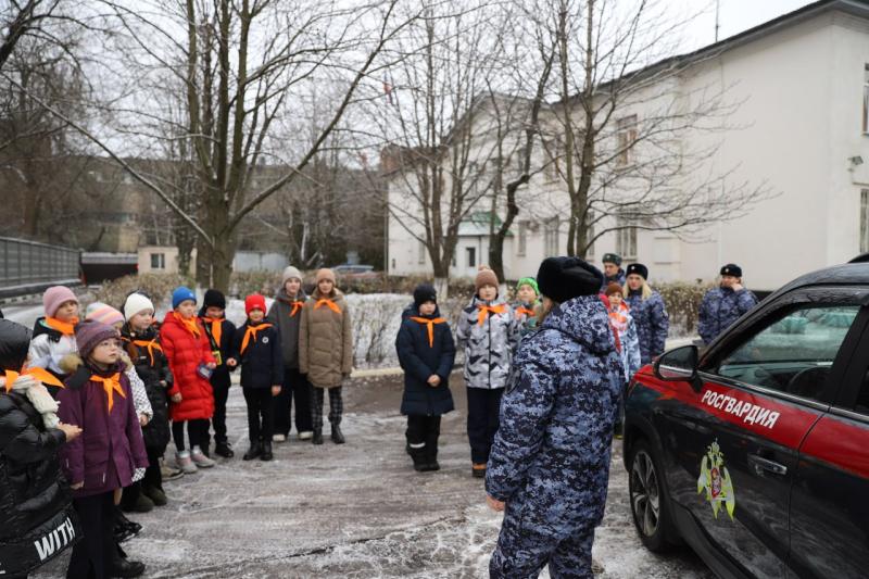 Столичные росгвардейцы провели урок мужества для московских школьников