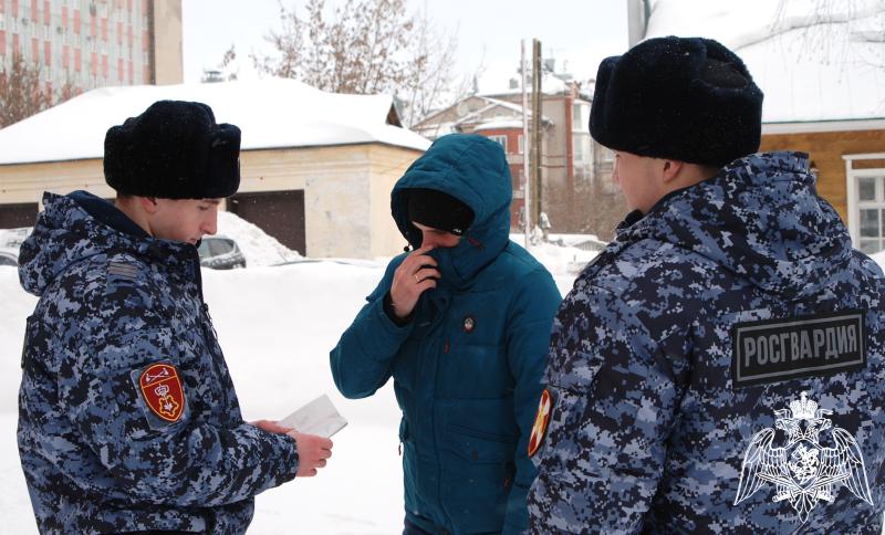 В Кирове росгвардейцы задержали подозреваемых в краже елочных игрушек