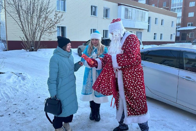 Дед Мороз специального назначения навестил детей погибших правоохранителей в Томской области