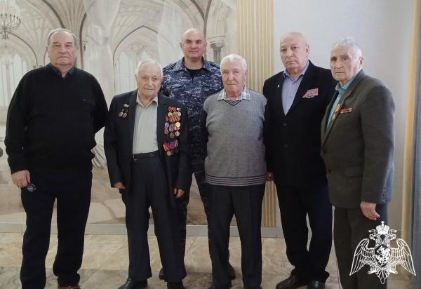 В Ульяновске росгвардейцы поздравили ветерана войск правопорядка с 90-летним юбилеем