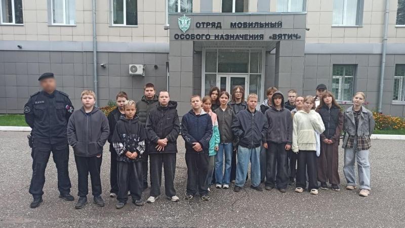 В расположении ОМОН «Вятич» побывали учащиеся средней общеобразовательной школы поселка Вахруши