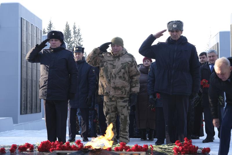 В Республике Алтай росгвардейцы почтили память павших героев в День Неизвестного Солдата