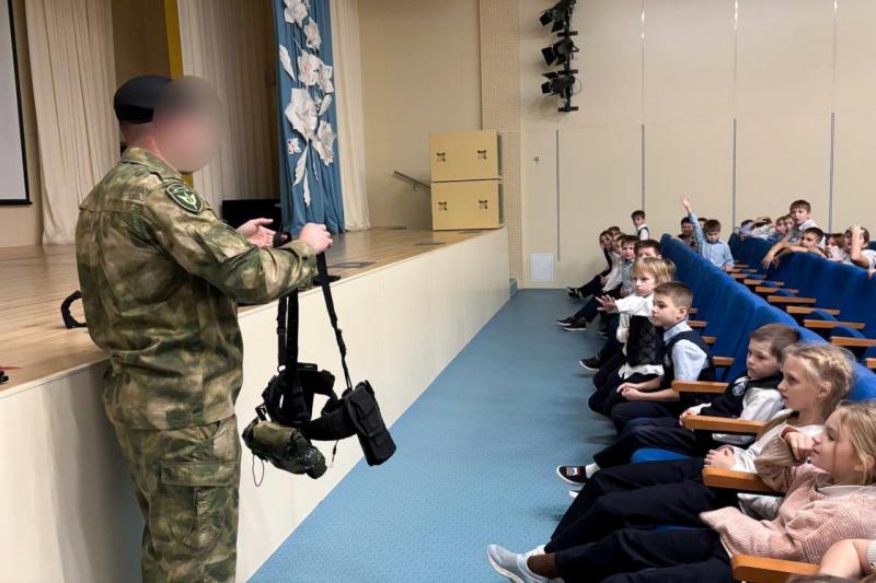 Сотрудник спецназа Росгвардии провел интерактивный урок для детей в рамках всероссийской акции