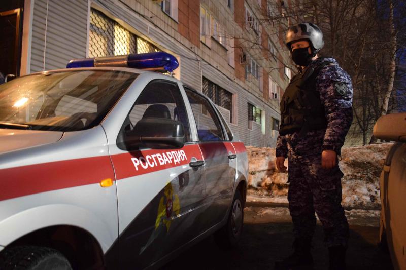 Росгвардейцы задержали кемеровчанина при попытке хищения дорогостоящего алкоголя