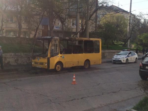 В Севастополе на ходу загорелся автобус с людьми